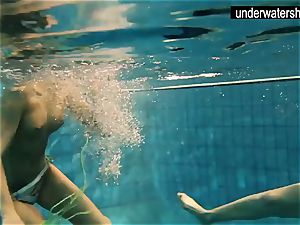 two fabulous amateurs demonstrating their figures off under water